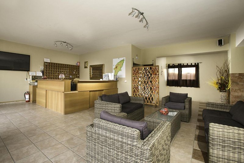 Hillside Studios & Apartments 3