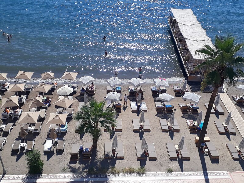 Honeymoon Beach Hotel 8