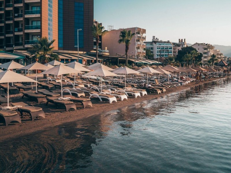Honeymoon Beach Hotel 10