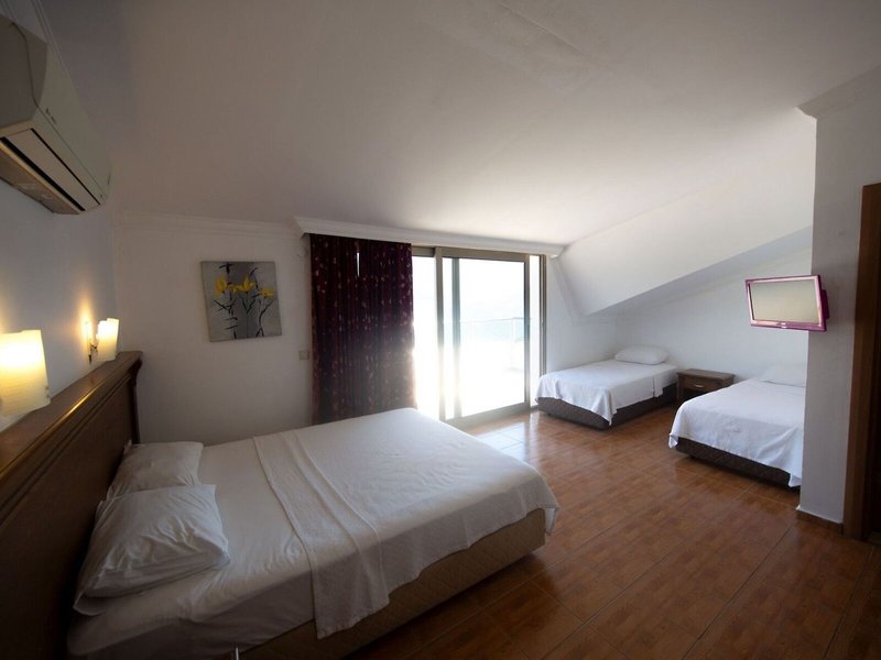 Honeymoon Beach Hotel 26