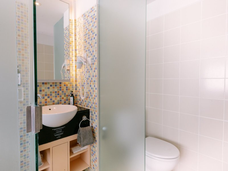 Best Western Kuta Beach 29 - Bathroom Example