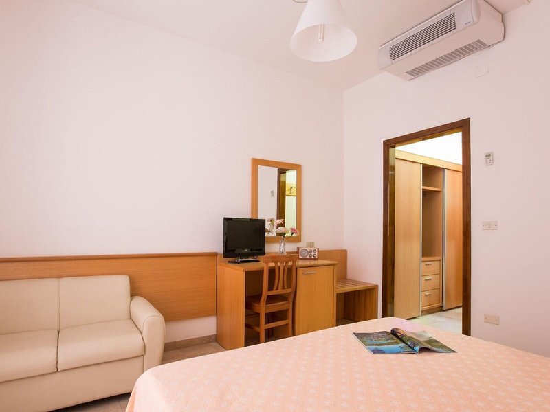 Hotel Mediterraneo 28 - Room Example