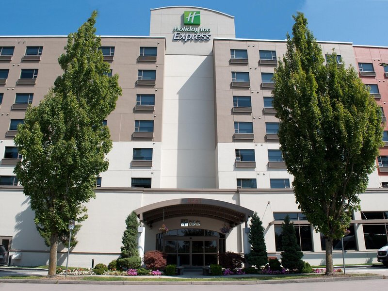 Holiday Inn Express Vancouver Airport 3 - Exterior