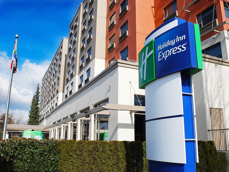 Holiday Inn Express Vancouver Airport 5 - Exterior