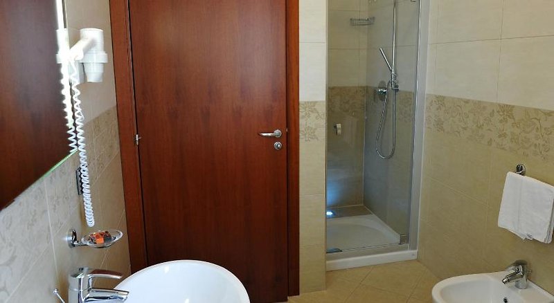 Hotel Gullo 3 - Bathroom Example