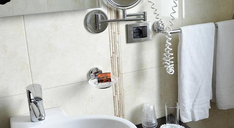 Hotel Gullo 4 - Bathroom Example