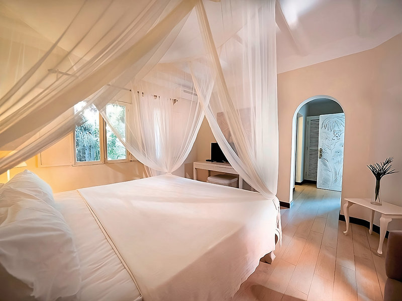 Lion in the Sun - a Billionaire Retreat 4