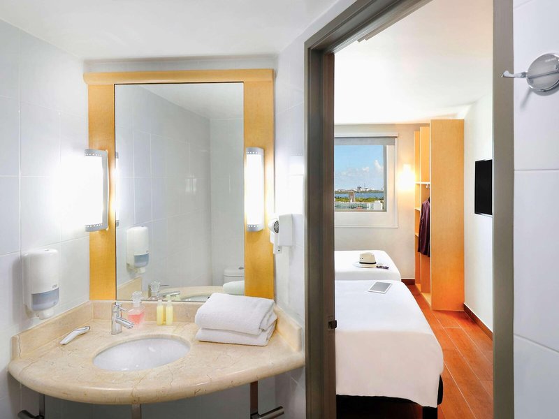 ibis Cancun Centro 24