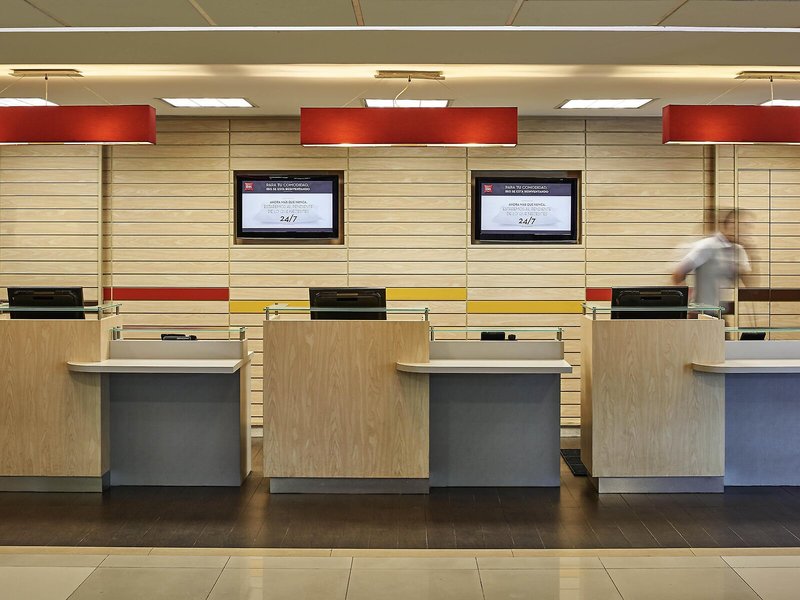 Ibis Cancun Centro Hotel 9