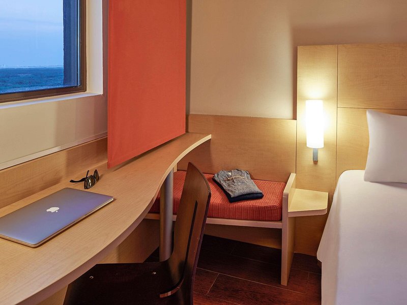 Ibis Cancun Centro Hotel 18