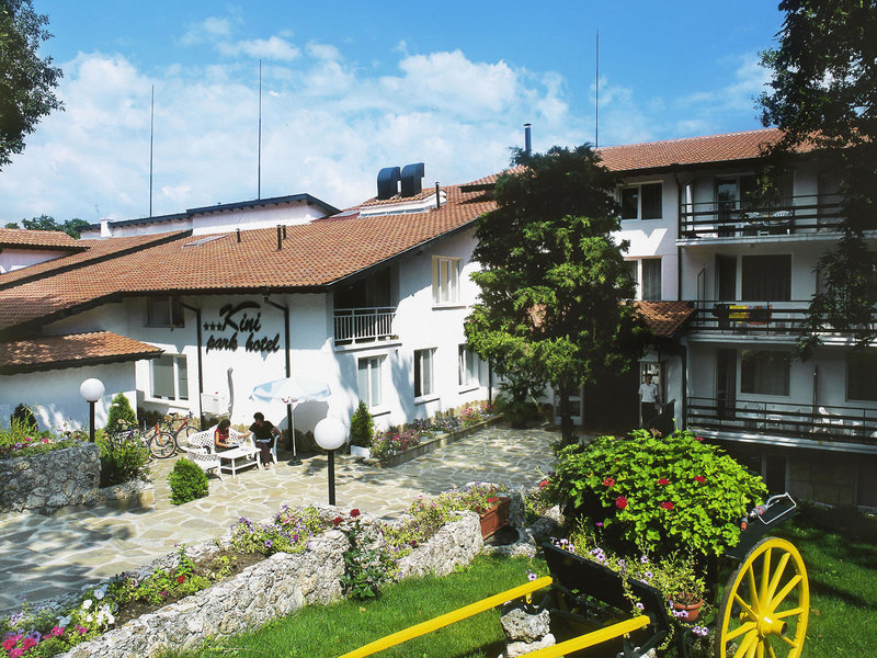 Kini Park 2 - Exterior