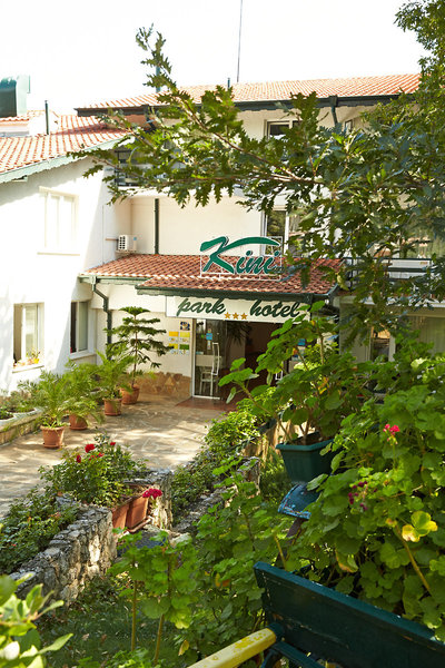 Kini Park 9 - Exterior