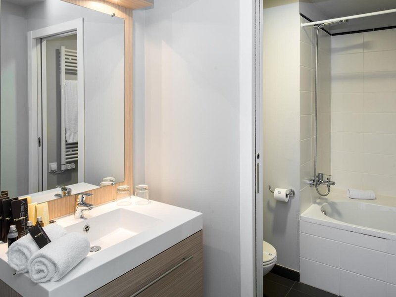 Hotel The Site by BlueBay Sant Cugat 38 - Bathroom Example