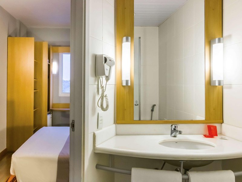 ibis Jaboticabal 3 - Bathroom Example