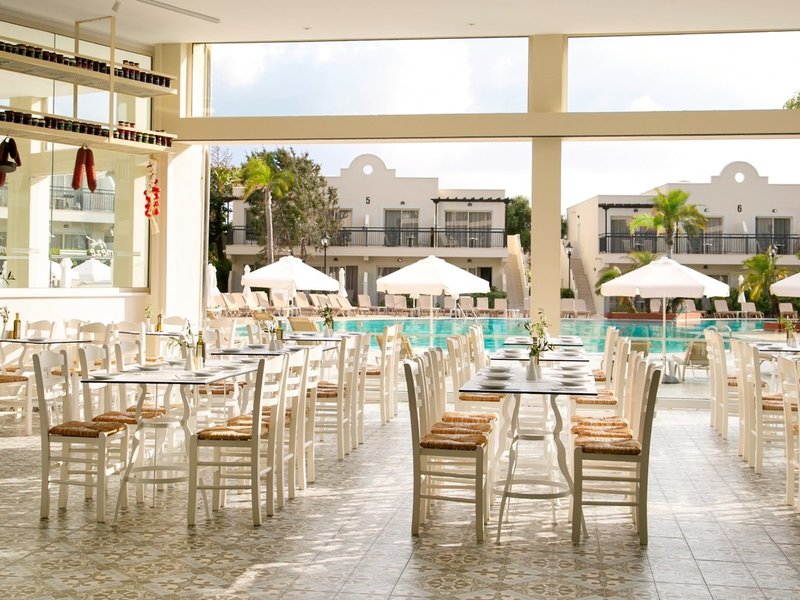 Louis Paphos Breeze 26