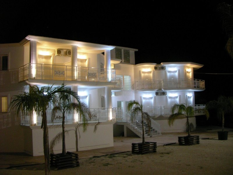 Mariana Hotel & Studios 1