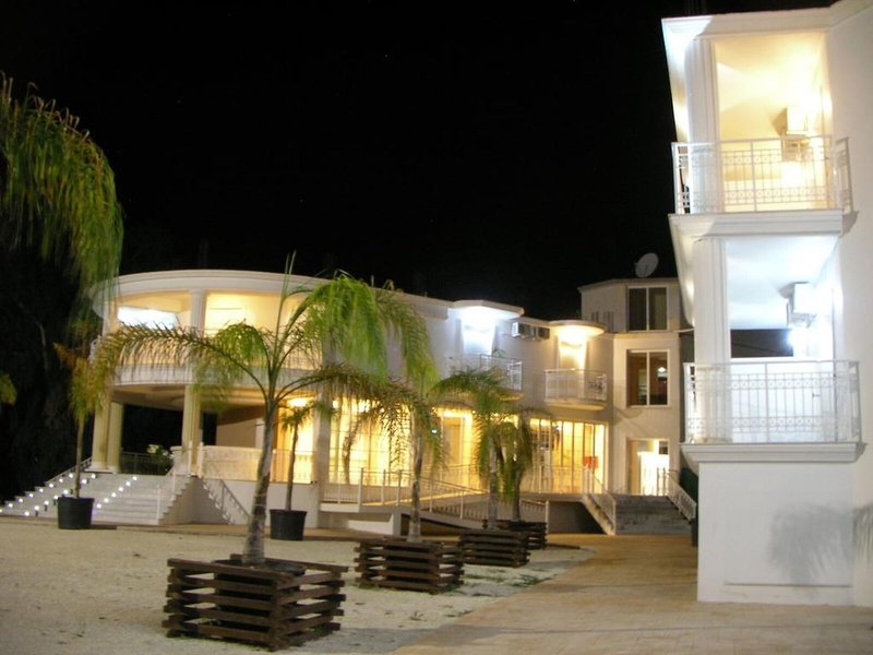 Mariana Hotel & Studios 2