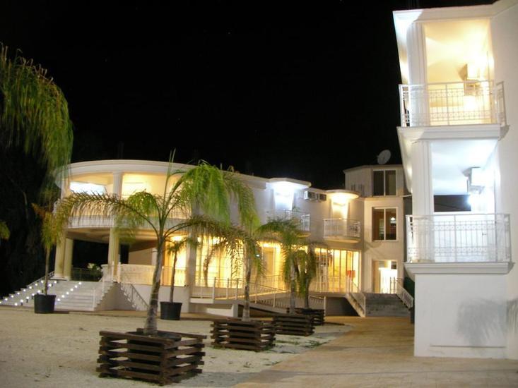 Mariana Hotel & Studios 4