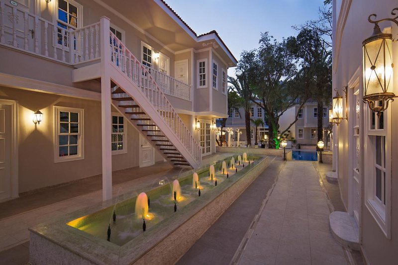 Elegance East Hotel 1