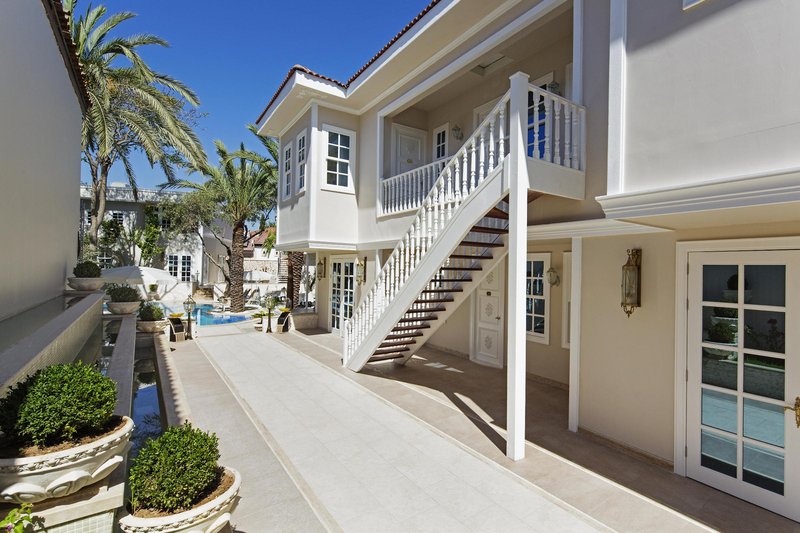 Elegance East Hotel 2