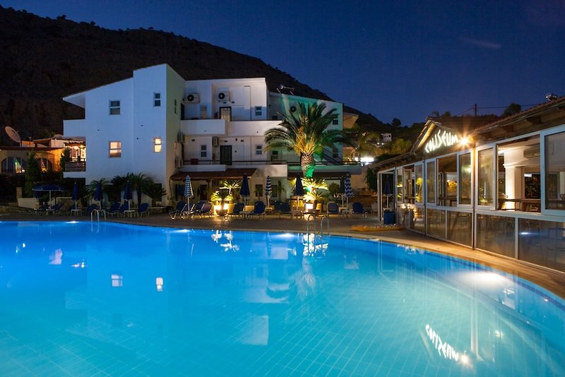 Coliseum Studios & Apartments 4