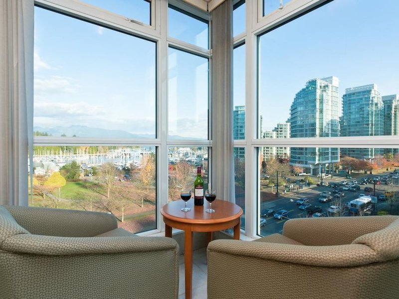 Lord Stanley Suites on the Park 3
