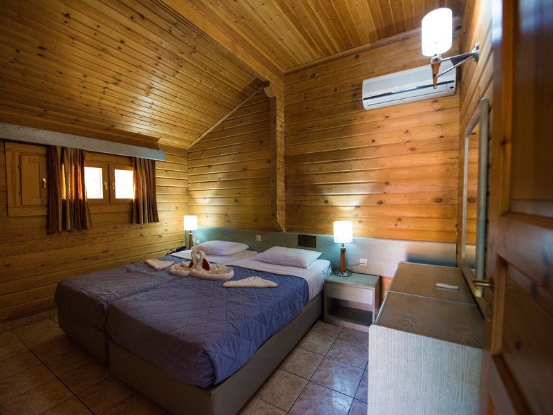 Sandy's Studios & Log-Villas 32