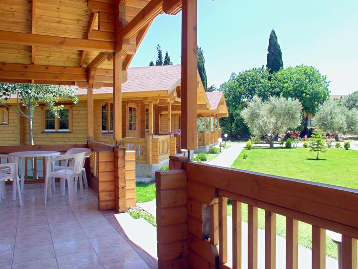 Sandy´s Studios & Log Villas 4