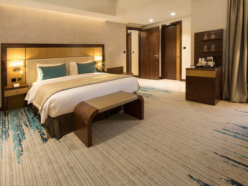 Golden Tulip Media Hotel  36
