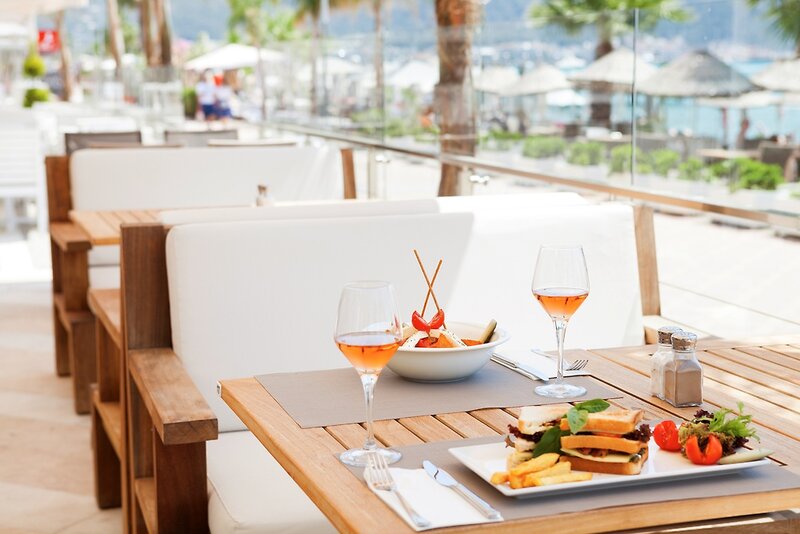 The Beachfront Hotel 10