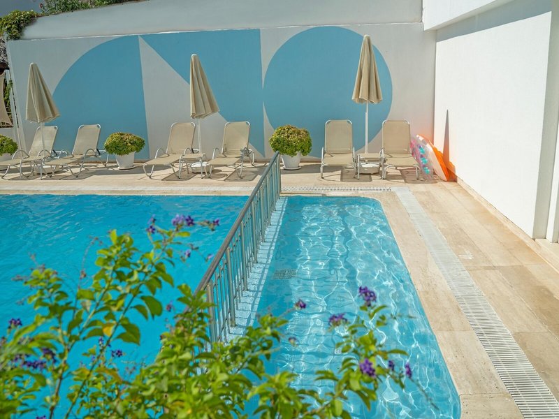 The Beachfront Hotel 9