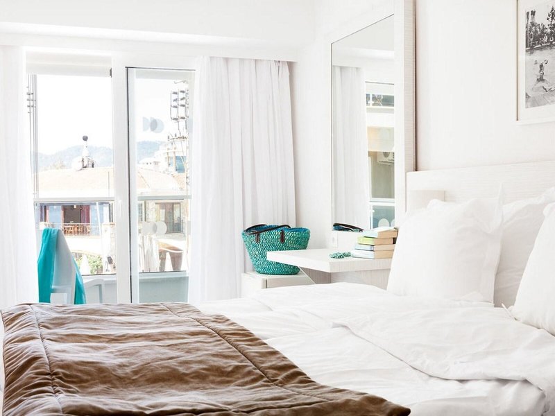 The Beachfront Hotel 24