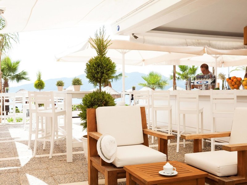 The Beachfront Hotel 12
