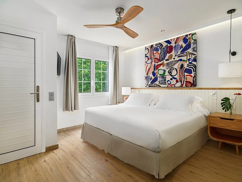 H10 White Suites 16