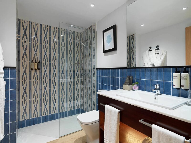 H10 White Suites 17