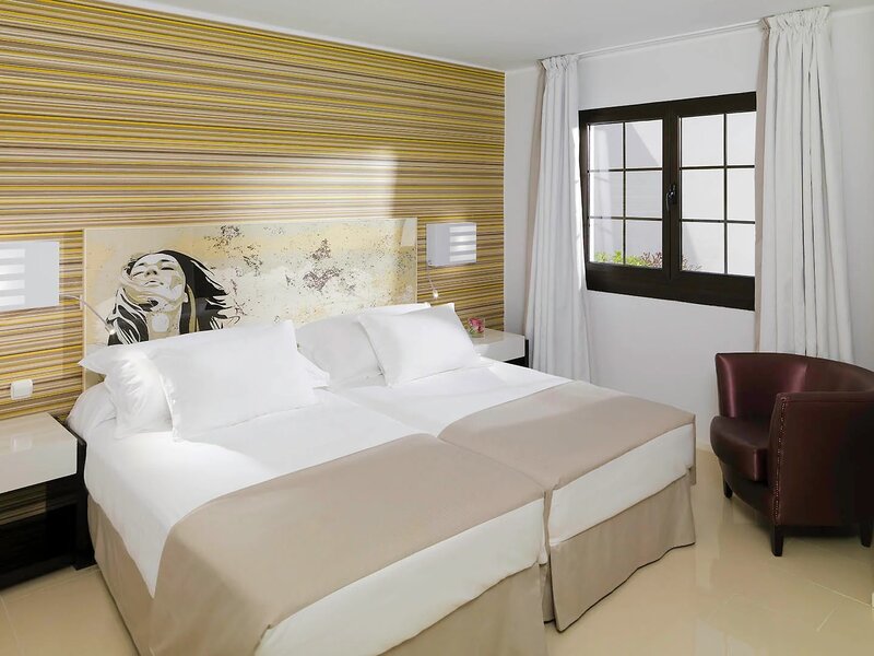 H10 White Suites 18