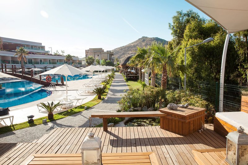 Bellazure Hotel 7