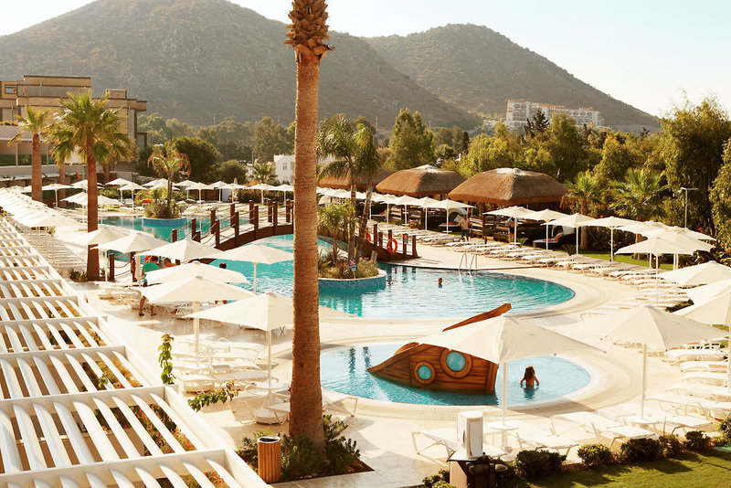 Bellazure Hotel 6