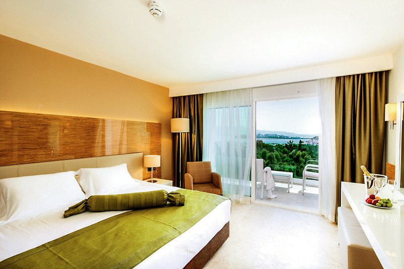 Bellazure Hotel 13