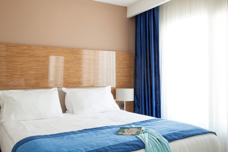 Bellazure Hotel 36