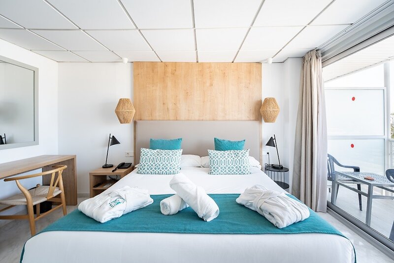 Bahia de Alcudia Hotel & Spa  28