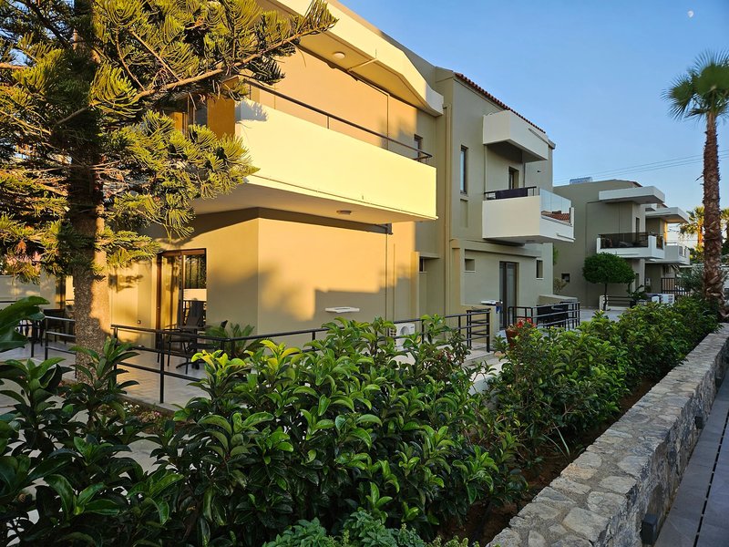 Petousis Hotel & Suites 13 - Exterior
