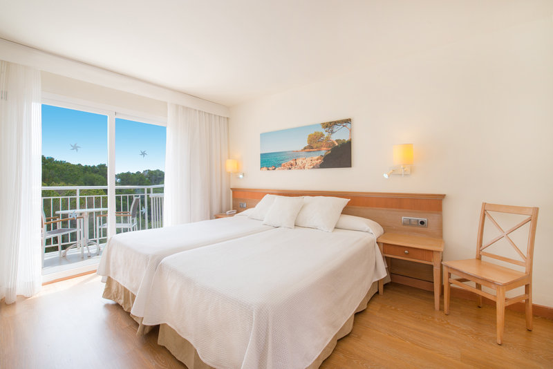 Iberostar Waves Club Cala Barca 38