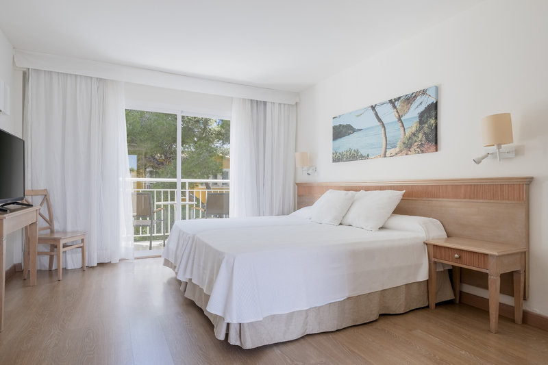 Iberostar Waves Club Cala Barca 12