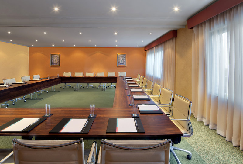 Le Meridien Al Aqah Beach Resort 11