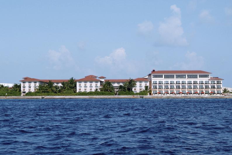 Hulhule Island Hotel 7