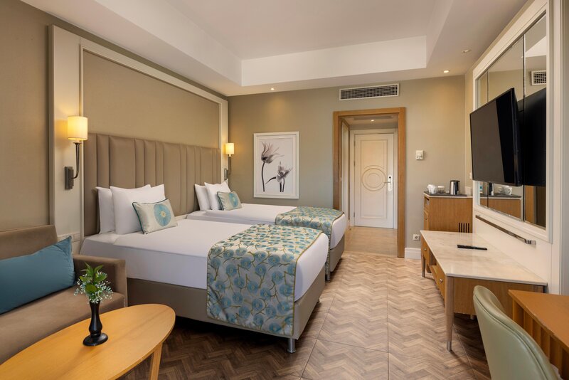 Titanic Beach Lara 10