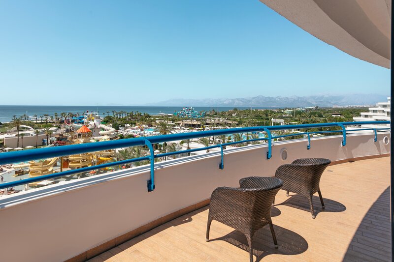 Titanic Beach Lara 30