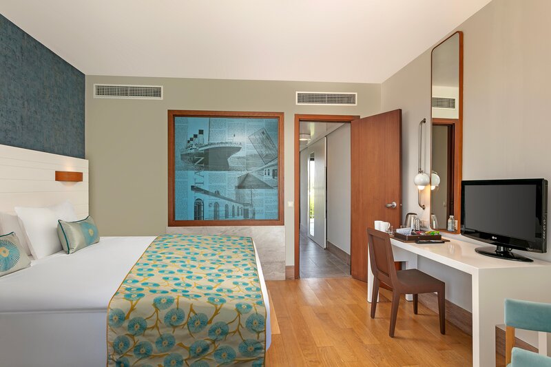 Titanic Beach Lara 33