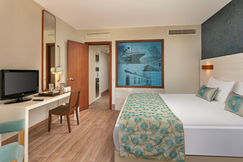 Titanic Beach Lara 47